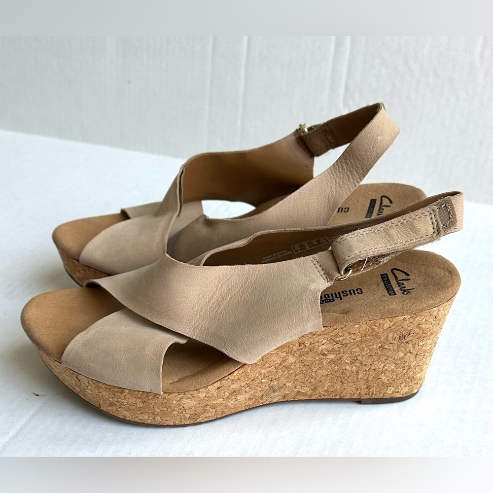 Clarks Tan Suede Cork Wedge Crossover Slingback Soft Cushion Boho Sandals Sz 8